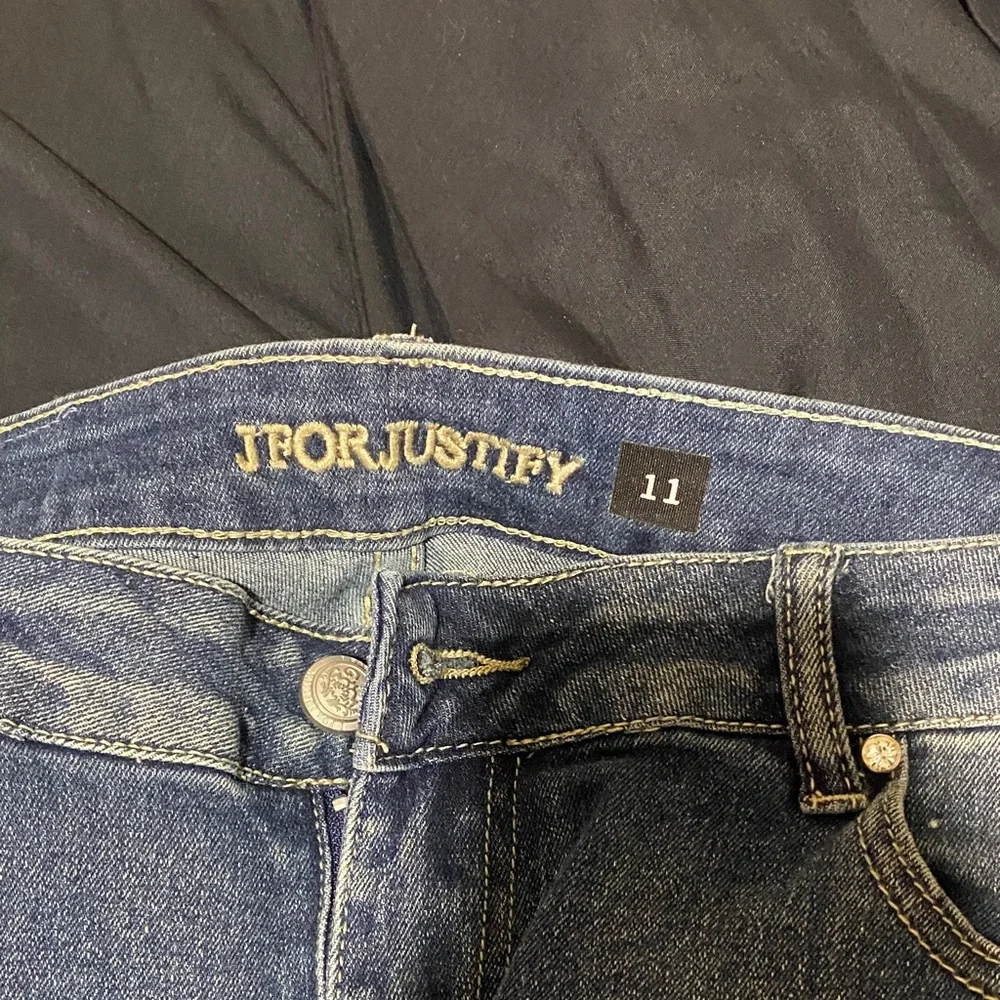 Elegant Blue Boot Cut Jeans with Embroidery - Picture 2 of 3